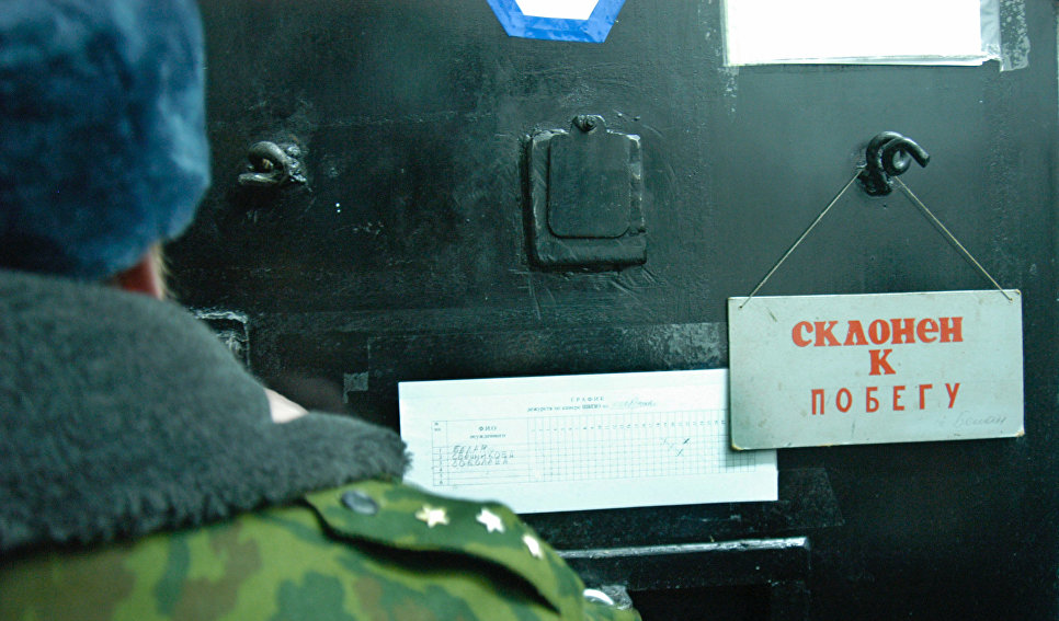 Табличка "Склонен к побегу" в колонии строгого режима Табличка "Склонен к побегу" в колонии строгого режима