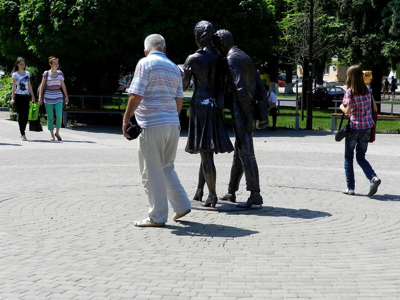 Памятник Шурику и Лидочке  ссср, краснодар, кино, операция ы, шурик, лидочка