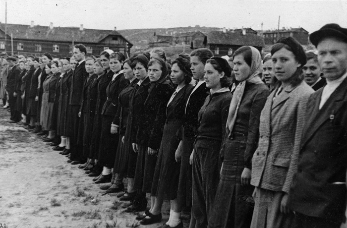 Женское подразделение на военных занятиях. 30 ретро-снимков советских женщин, вставших на защиту своей Родины
