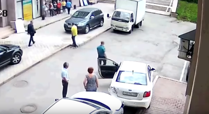 Мастер парковки в юбке за 2 минуты устроила настоящий хаос (видео)
