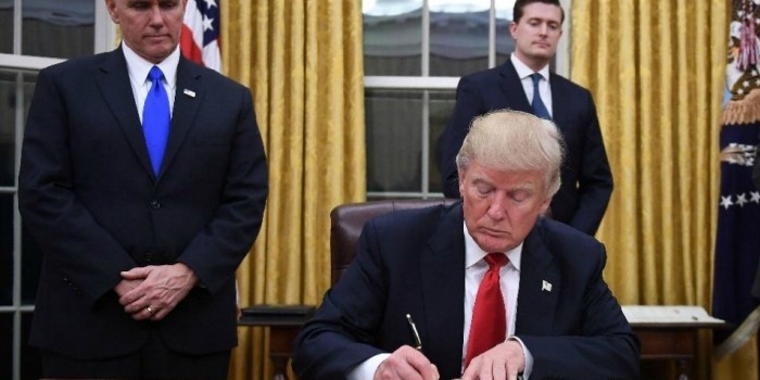 Трамп подписал закон об антироссийских санкциях назвав его " ущербным и дефектным"