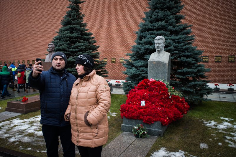 Как можно такое вытворять на могиле Сталина? Как можно такое вытворять на могиле Сталина?
