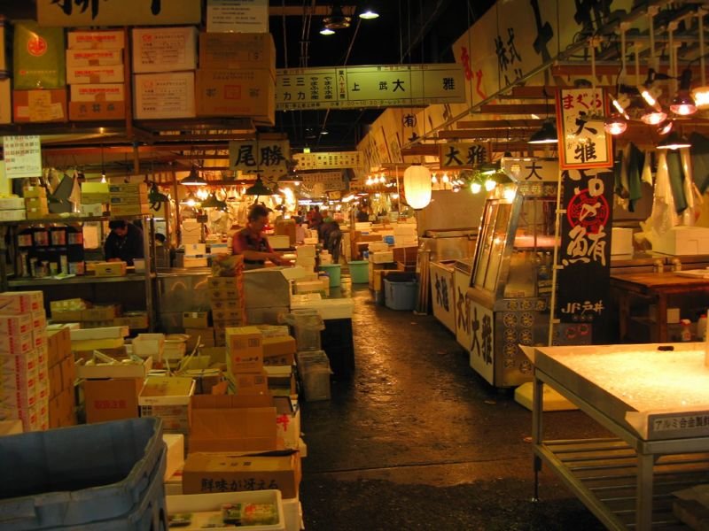 17. В Токио расположен крупнейший в мире рыбный рынок - Tsukiji Market. Не секрет, что японцы обожают морепродукты. Рынки рыбы и морепродуктов здесь - особая часть культуры. 17. В Токио расположен крупнейший в мире рыбный рынок - Tsukiji Market. Не секрет, что японцы обожают морепродукты. Рынки рыбы и морепродуктов здесь - особая часть культуры. в мире, интересное, полезно, путешествия, страна, факты, фото, япония