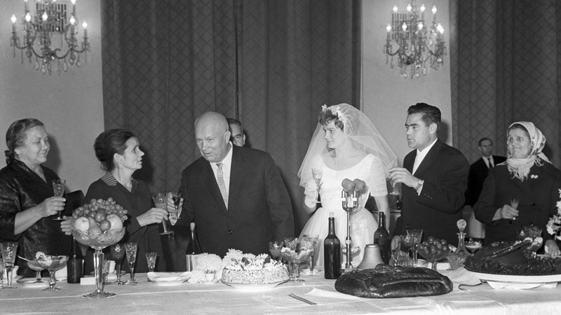 2. Валентина Терешкова (космонавт) и Андриян Николаев в 1963 году. На свадьбе присутствовал Никита Хрущев 2. Валентина Терешкова (космонавт) и Андриян Николаев в 1963 году. На свадьбе присутствовал Никита Хрущев СССР, свадьбы