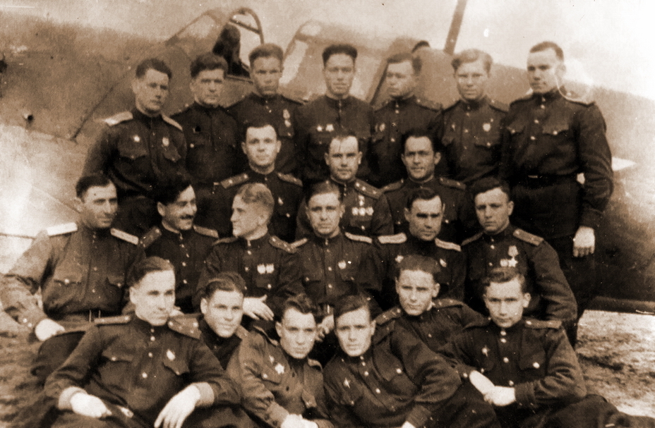 Летчики 805-го ИАП 214-й ШАД сфотографировались на фоне «ЛаГГа» незадолго до окончания боёв в Крыму, весна 1944 года. Вскоре полк перевооружат на Ла-5. - Конец саги о «ЛаГГе» | Военно-исторический портал Warspot.ru