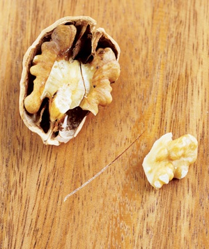 Грецкий орех как скретч-Filler - Ремонт паркетные полы, потирая Очищенные от скорлупы орехи в мелкие царапины.  Их естественные масла помогают скрыть недостатки.