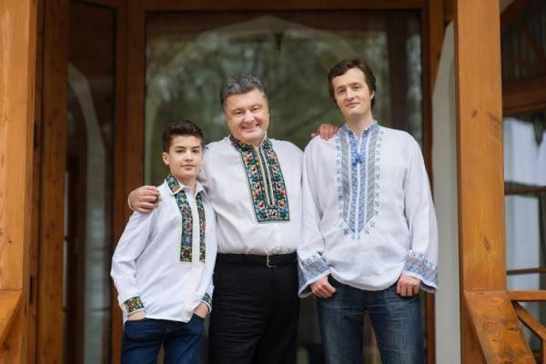 сын Порошенко снялся на ТВ в «украинской» футболке Украина-Россия