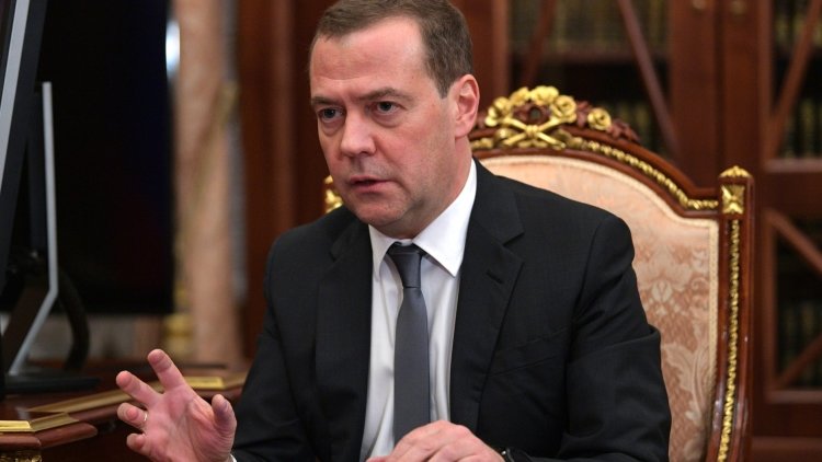 Медведев поручил продумать шаги для повышения производительности труда в России
