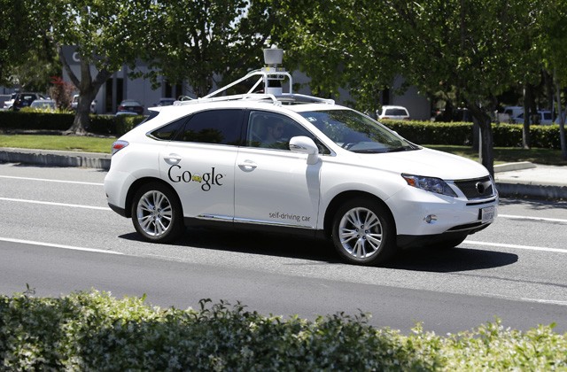 Беспилотный автомобиль Google во время тестового заезда, 14 мая 2014 года. Фото: Eric Risberg / AP