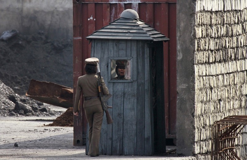 20. Северокорейские пограничники, 19 сентября 2013. (Фото Jacky Chen | Reuters): Тоталитаризм, гранциа, китай, севераня корея