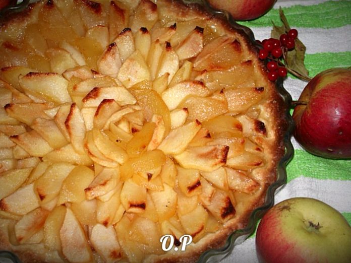 Песочный пирого с яблоками в карамели
