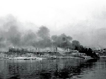23 августа 1942 г.: массированный налет немецкой авиации на Сталинград. Город уничтожен 23 августа 1942 г.: массированный налет немецкой авиации на Сталинград. Город уничтожен