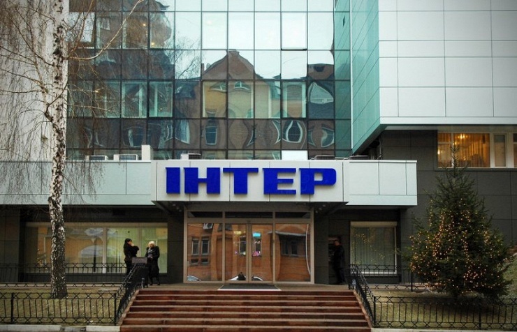 Офис украинского телеканала "Интер" забросали камнями