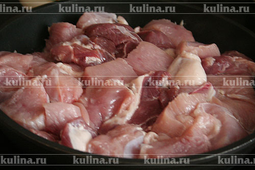 Мясо нарезать на крупные куски и обжарить на раскаленной сковороде. 