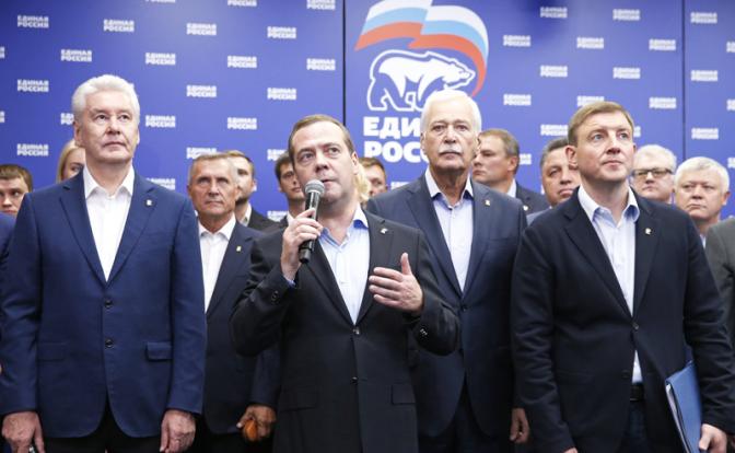 На фото: премьер-министр РФ Д.Медведев в штабе "Единой России" в Москве в день единого голосования