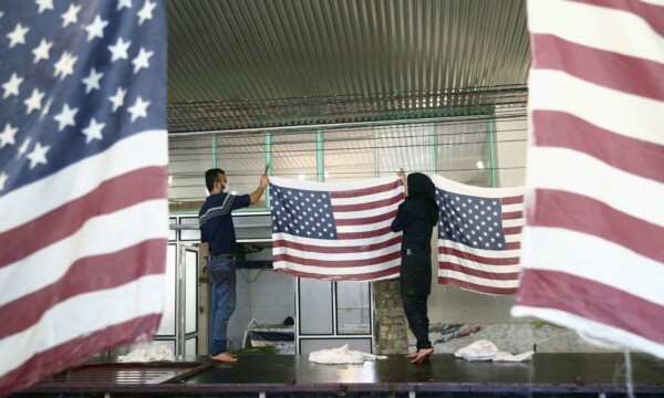 Иранская фабрика производит флаги США, Великобритании и Израиля для сожжения