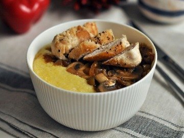 Кукурузная каша с курицей и грибами