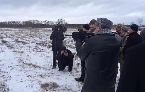 В сети появилось видео, как Порошенко стреляет из автомата