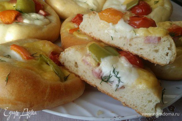 Тесто замечательное получилось, мягкое и вкусное. Вот в разрезе пицца. Тесто замечательное получилось, мягкое и вкусное. Вот в разрезе пицца.