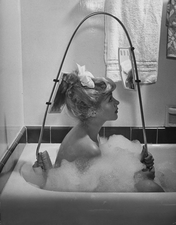 17. Щеточка для спины с зеркалом заднего вида, фотография из журнала LIFE, 1947 17. Щеточка для спины с зеркалом заднего вида, фотография из журнала LIFE, 1947 женщины из прошлого, история, фото
