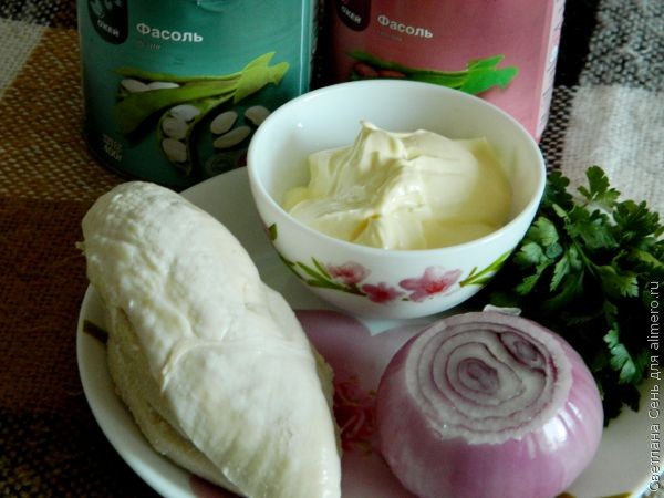 Куриный салат с фасолью