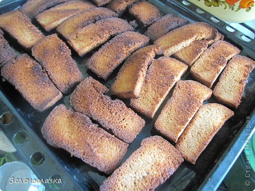 Будем делать квас. Вкус его очень похож на тот, который продают из бочек.
Продукты:
10 литров воды
буханка черного хлеба
800 гр сахара
1 ст.л. лимонной кислоты
чуточка дрожжей
изюм
Итак, ставим воду кипятить и в это время я режу хлеб на кусочки и в духовку. Зажарить желательно посильнее. Примерно так: фото 1