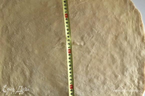 Возвращаемся к тесту. Припылив мукой рабочую поверхность сначала скалкой раскатываем тесто в круг примерно 25 см в диаметре. Затем подсовываем руки ладошками вниз под тесто, слегка сгибаем пальцы и тыльной стороной ладони начинаем растягивать тесто от центра к периферии. Когда почувствуете, что центр достаточно растянут, начинаем пальчиками растягивать края, формируя прямоугольник. Постепенно и потихоньку растягиваем, участок за участком, у меня получился прямоугольник 50/40 см примерно. Возвращаемся к тесту. Припылив мукой рабочую поверхность сначала скалкой раскатываем тесто в круг примерно 25 см в диаметре. Затем подсовываем руки ладошками вниз под тесто, слегка сгибаем пальцы и тыльной стороной ладони начинаем растягивать тесто от центра к периферии. Когда почувствуете, что центр достаточно растянут, начинаем пальчиками растягивать края, формируя прямоугольник. Постепенно и потихоньку растягиваем, участок за участком, у меня получился прямоугольник 50/40 см примерно.