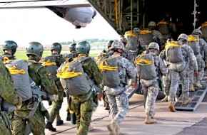 Зачем Трамп отводит войска подальше от границ России
