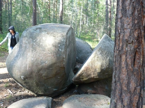 Зачем пилили огромные валуны в древности? Зачем пилили огромные валуны в древности?