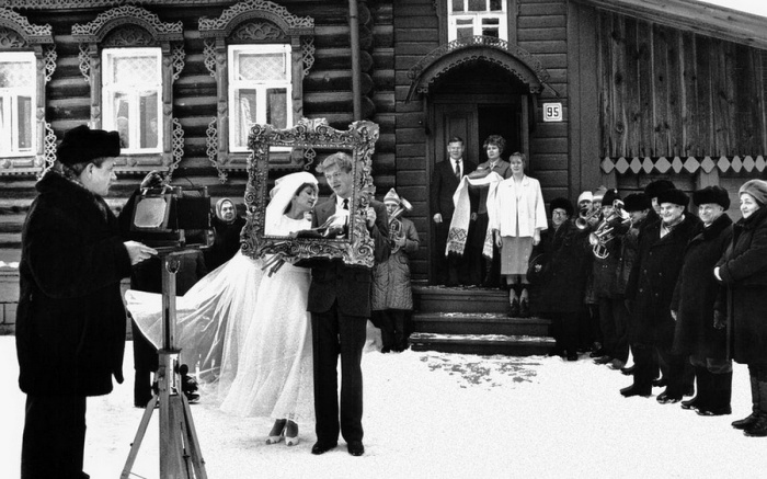 Фото переносит нас в деревню, где проходит бракосочетание молодой пары со всеми положенными традициями. 1986 год. Фото переносит нас в деревню, где проходит бракосочетание молодой пары со всеми положенными традициями. 1986 год.
