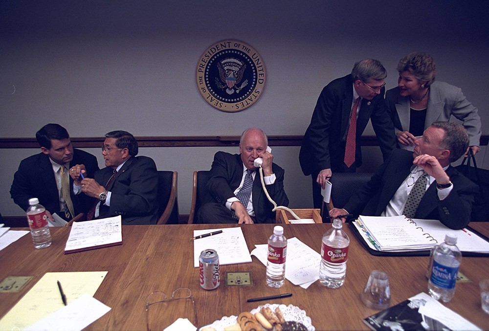 Национальный архив США рассекретил фотографии, которые были сделаны во время экстренного совещания в Белом доме по поводу теракта 11 сентября 2001 года