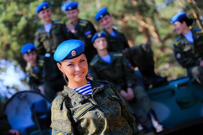 Курсантки высшего воздушно-десантного командного училища (12 фото)