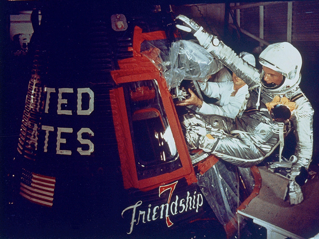 Астронавт Джон Гленн входит на борт капсулы «Friendship 7». Он стал первым американцем, совершившим орбитальный космический полёт. (NASA on The Commons)
