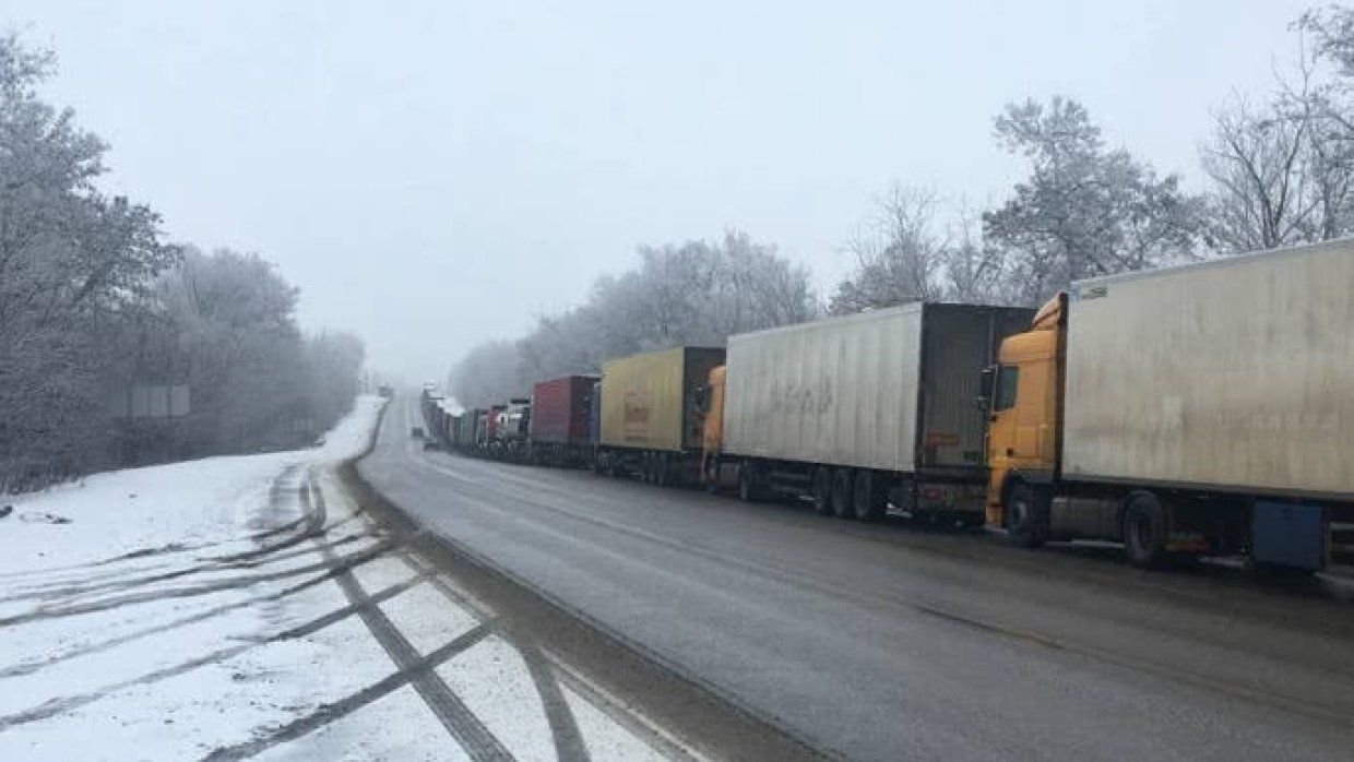 Более 100 российских грузовиков встали на границе с Украиной