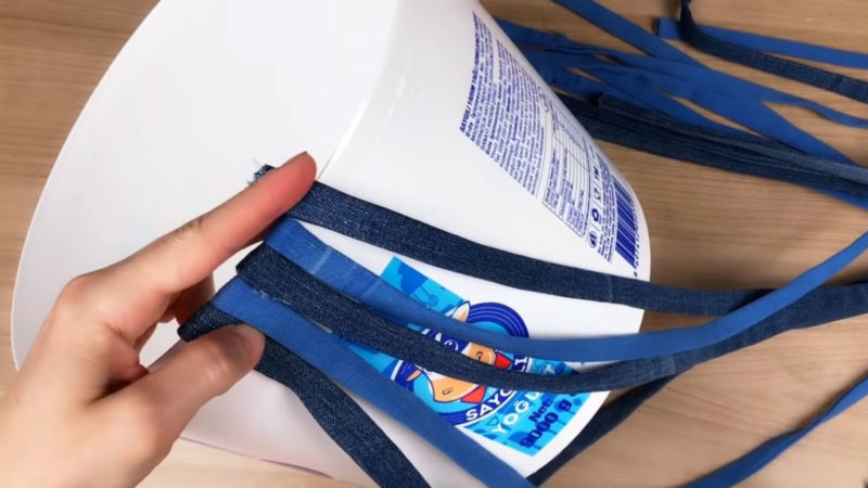 Не выбрасывайте пластиковое ведро и старые джинсы! Очень крутая идея