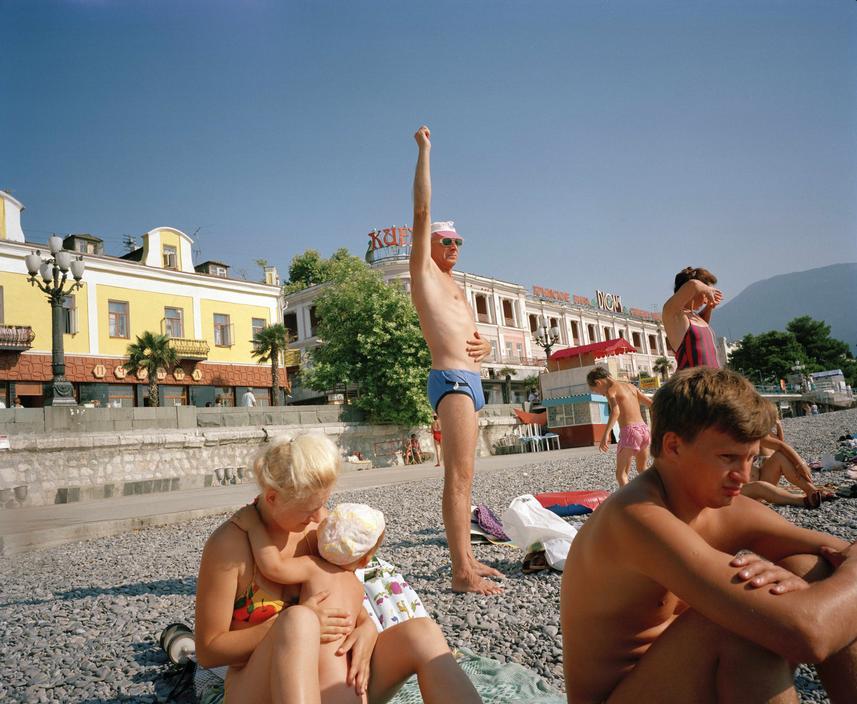 40 ностальгических кадров — Ялта 90-х годов в объективе британского фотографа 40 ностальгических кадров — Ялта 90-х годов в объективе британского фотографа