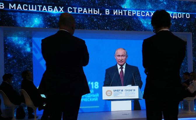 На фото: во время трансляции выступления президента РФ Владимира Путина на пленарном заседании в рамках XXII Петербургского международного экономического форума