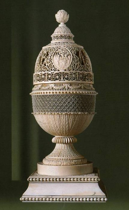 Мастерская Верещагина, Ваза «Времена года» Архангельск, 1790-е. Слоновая кость (?), дерево, шелк Токарная, ажурная, рельефная резьба Мастерская Верещагина, Ваза «Времена года» Архангельск, 1790-е. Слоновая кость (?), дерево, шелк Токарная, ажурная, рельефная резьба