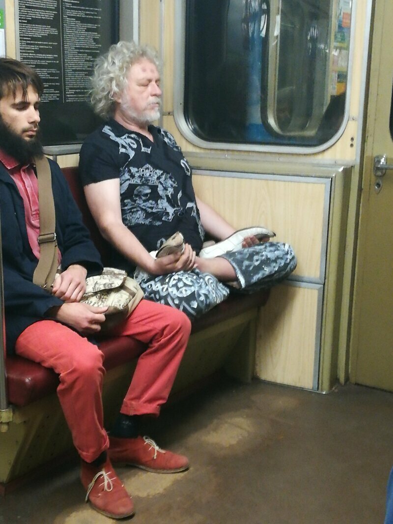 Дзен в метро Пассажиры метро слишком модные для этой планеты
(20 фото)