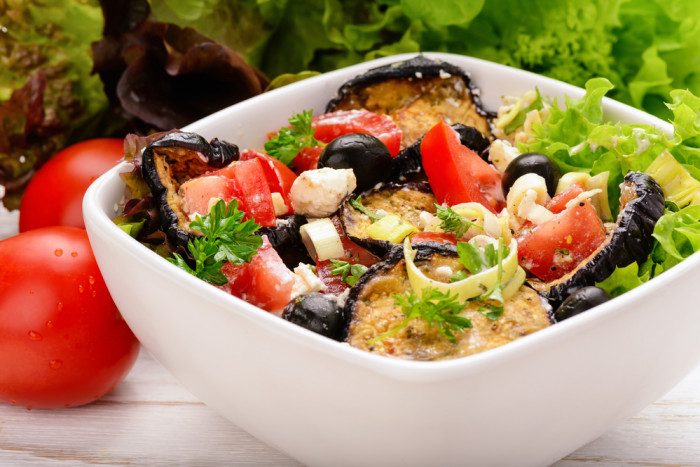 Салат с баклажанами. \ Фото: edinstvennaya.ua. 8 вкусных овощных салатов, которыми не стыдно угостить гостей