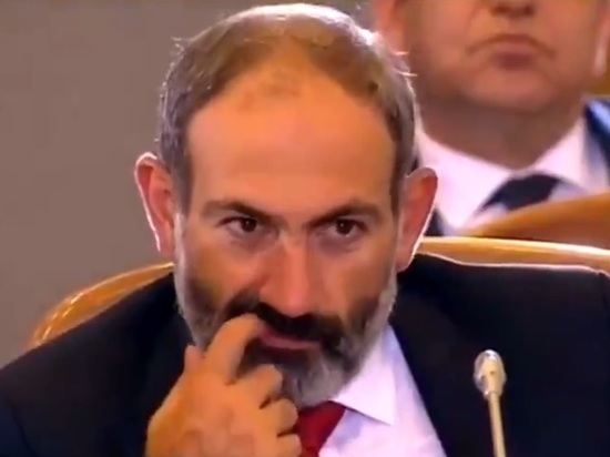 Пашинян поковырял в зубах под камеры на саммите ЕАЭС Пашинян поковырял в зубах под камеры на саммите ЕАЭС