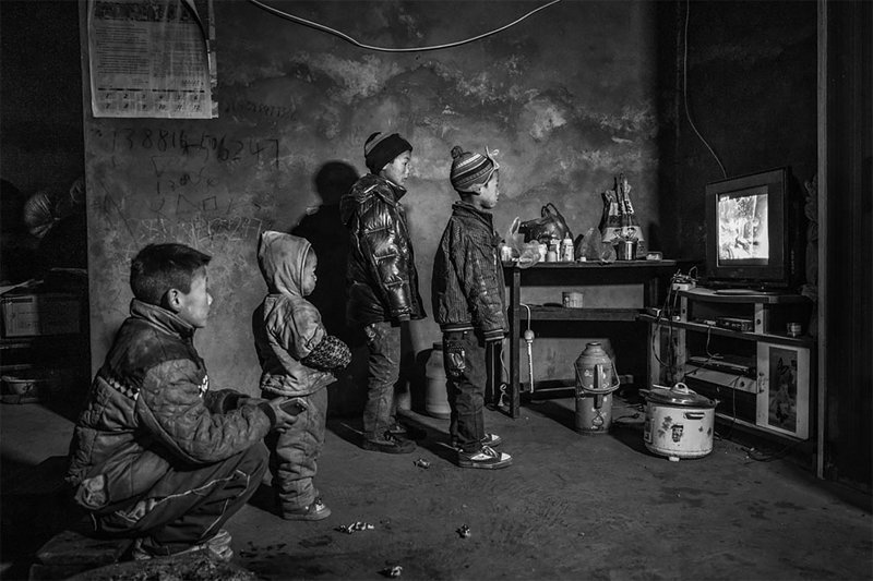 "Увлеченные телевизором" (фото: Яна Ху, Китай) B&W Child Photo Contest, детство, конкурс, победитель, ребенок, снимок, фотография