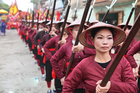 Girls-play-the-role-of-soldiers-of-the-Trung-Sisters.