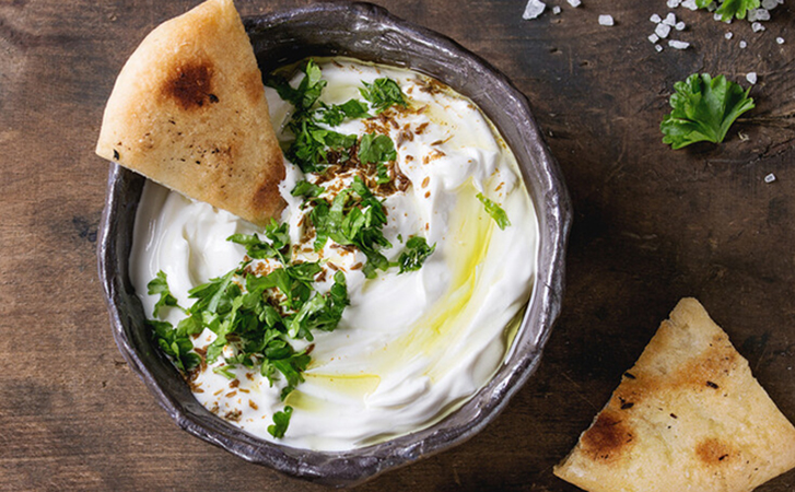 Солим йогурт и превращаем в ливанский сыр без всякой варки. Потом можно мазать на хлеб или замариновать 
