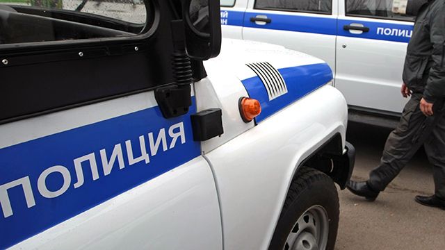 Злоумышленники в масках избили и ограбили мужчину в частном доме в Москве