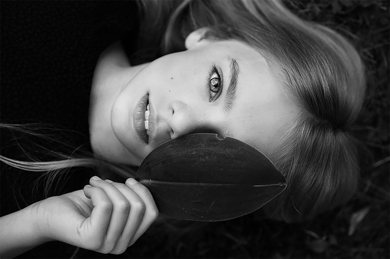"Посмотри на меня" (фото: Моника Серек, Польша) B&W Child Photo Contest, детство, конкурс, победитель, ребенок, снимок, фотография