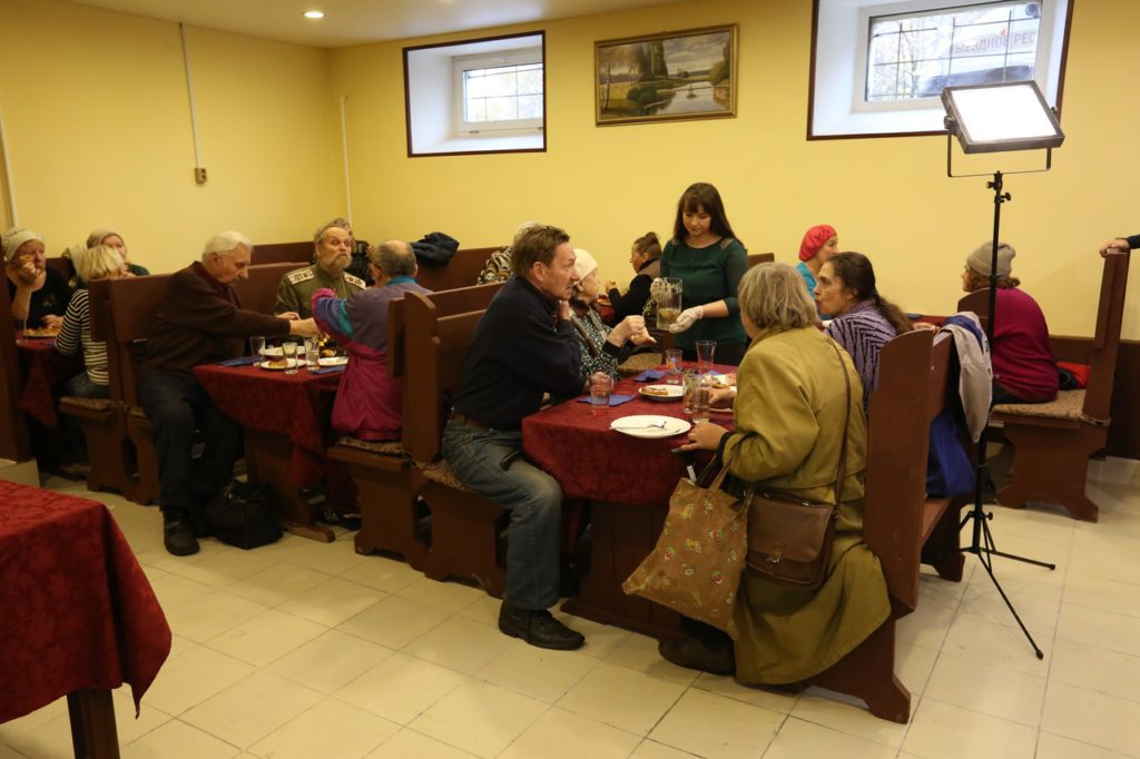 Петербургское кафе с бесплатными обедами для пенсионеров закрыли. Создательницу хотят оштрафовать на 700 тысяч рублей