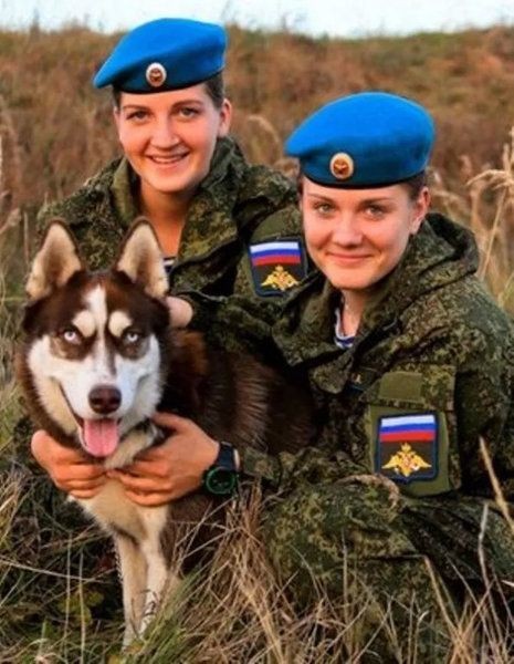 Курсантки высшего воздушно-десантного командного училища (12 фото)