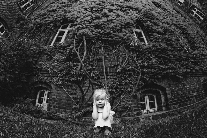 "Страх" (фото: Кинга Дразек, Польша) B&W Child Photo Contest, детство, конкурс, победитель, ребенок, снимок, фотография