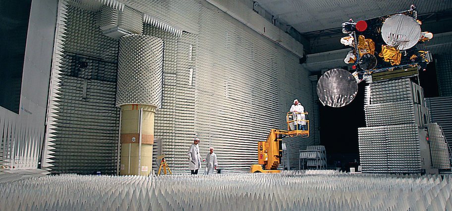 «Ямал-402» проходит проверку радиотехнического оборудования в безэховой камере